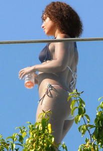 Alicia Keys sexy bikini ass