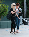 th_71889_Preppie_-_Reese_Witherspoon_stops_for_coffee_in_Santa_Monica_-_Jan._16_2010_324_122_1125lo.jpg