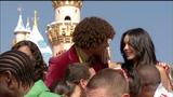  High School Musical 2 Cast   What Time Is It   12.25.07   Disney Xmas Day Parade (HDTV 720p + Caps)