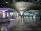 totalne predrazena odletova dutyfree zona, neodporucam ponahlat sa do nej, lepsie je zostat v hlavnej odletovej hale, kde su k dispozicii obchody Family Mart s normalnymi cenami ci lacny food court s teplymi jedlami na najspodnejsom poschodi