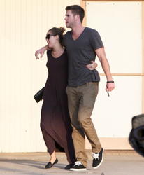 th_036526376_Miley_Cyrus_and_Liam_Hemsworth_grab_some_lunch_at_Iwata_Sushi_in_Sherman_Oaks_21_122_51lo.JPG
