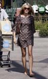 th_06640_Celebutopia-Heidi_Klum_shopping_for_some_groceries_at_Whole_Foods_Market_in_Beverly_Hills-15_122_665lo.jpg