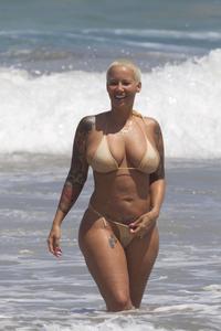 Amber Rose – Topless Bikini Candids in Mauia4fmdftmnz.jpg