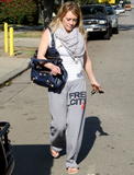 http://img45.imagevenue.com/loc958/th_04304_Celebutopia-Hilary_Duff_leaving_pilates_class_in_Toluca_Lake-18_122_958lo.JPG